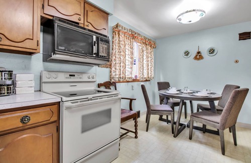 Niagara Falls House | Close to Fall Charming 3-bedroom House with AC and WiFi in amazing Niagara Falls