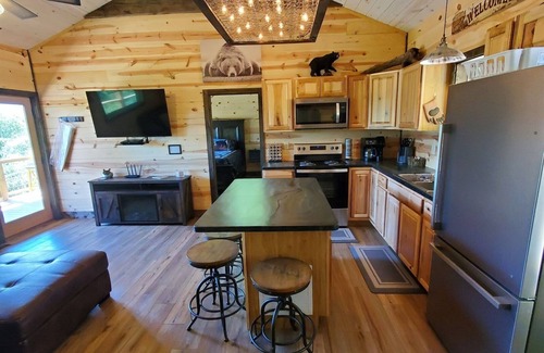 Whittier Cabin | Close to it all! HOT TUB! DOG friendly,Views! Casino, WCU, Hiking, & Tubing