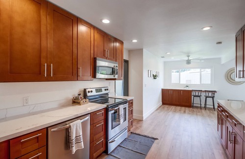Del Cerro House | Close to it all + putting green, hot tub, fire pit