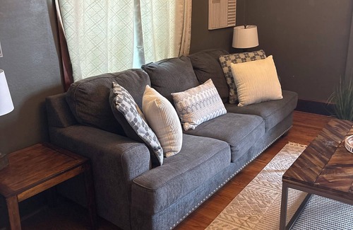 Midtown - Westport House | Close to KU. Great for Families. Restaurants within walking distance. Free WiFi