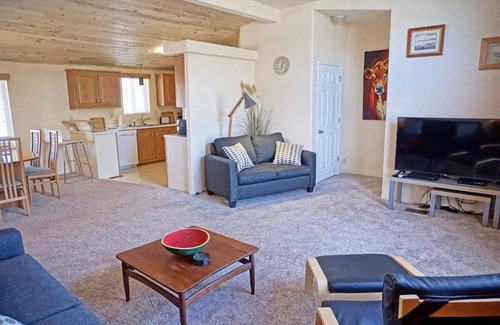 Ticaboo House | Close to Lake Powell & Bullfrog Marina with Air Conditioning + OHV Trails near home