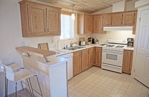 Ticaboo House | Close to Lake Powell & Bullfrog Marina with Air Conditioning + OHV Trails near home