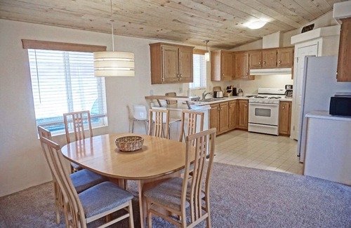 Ticaboo House | Close to Lake Powell & Bullfrog Marina with Air Conditioning + OHV Trails near home