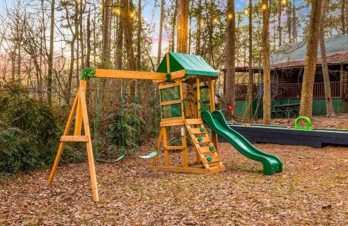 Broken Bow House | Close to Lake Putt Putt, Pool Table, Play set