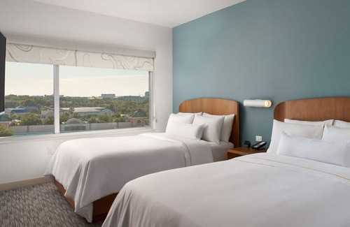 Williamsburg House | Close to Local Attractions! 4 Spacious Accommodation | Free Breakfast + Pool
