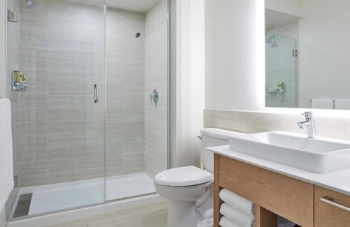 Williamsburg House | Close to Local Attractions! 4 Spacious Accommodation | Free Breakfast + Pool