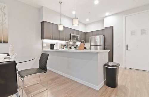 Menlo Park Apartment | Close to Menlo Park Rail | High Speed Internet + Washer/D