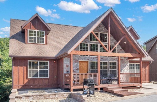 Reeds Spring House | Close to Outdoor Pool, Jetted Tub, Rustic Lodge!
