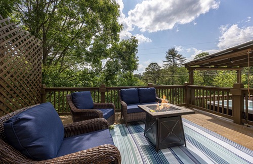 Sevierville Cottage | Close to Outlets*Putting Green*Easy Access Roads*Wifi
