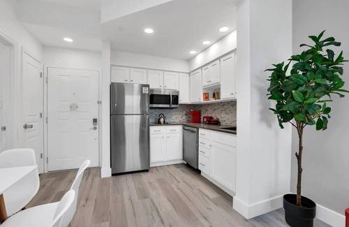 Florida Central Atlantic Coast Apartment | Close to Parks/Sleeps 6/Free Shuttle/Kitchen