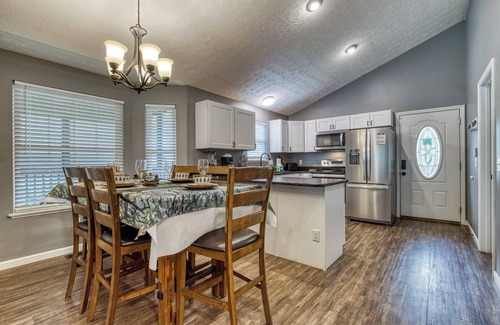 Pigeon Forge Ski Chalet | Close to Pigeon Forge and Dollywood One Story 2 bedroom dog Friendly