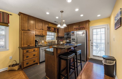 Gatlinburg - Pigeon Forge Cottage | Close to Pigeon Forge*Easy Access Road*Fire Pit Area*Wet Bar