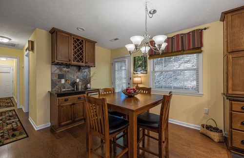 Gatlinburg - Pigeon Forge Cottage | Close to Pigeon Forge*Easy Access Road*Fire Pit Area*Wet Bar