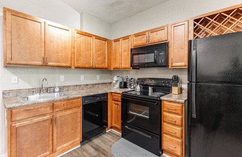 Huntsville Apartment | Close to Redstone Arsenal w King Bed, Gym, Pool, Parking