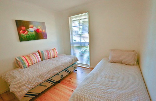 Glen Waverley House | Close to shopping centres, restaurant, freeway to city, and public transport