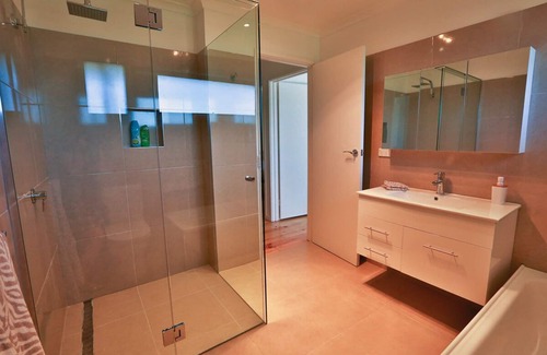 Glen Waverley House | Close to shopping centres, restaurant, freeway to city, and public transport
