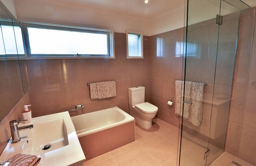 Glen Waverley House | Close to shopping centres, restaurant, freeway to city, and public transport