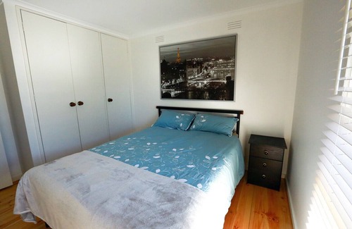 Glen Waverley House | Close to shopping centres, restaurant, freeway to city, and public transport
