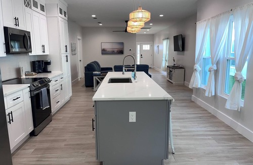 Foley House | Close to Sports Complex, OWA, beaches, shopping, restaurants. King bed.