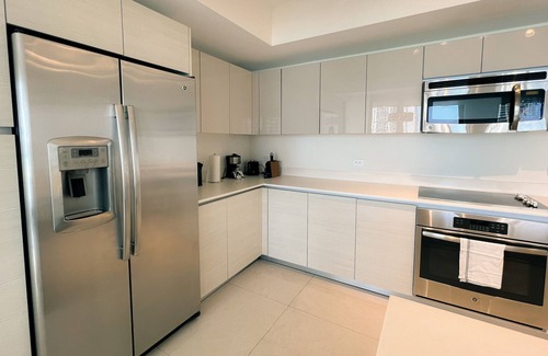 Hallandale Beach Resort | Close to the Beach! Family-sized condo with Amazing View