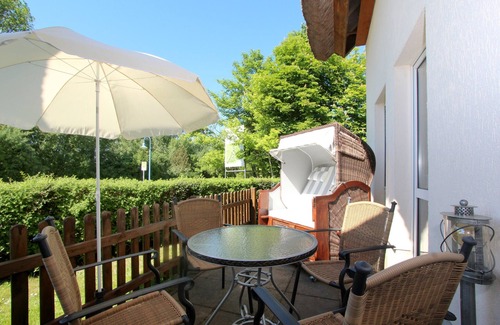 Lobbe Apartment | Close to the beach with terrace, use of swimming pool and sauna - Strandhaus Mönchgut FeWo09