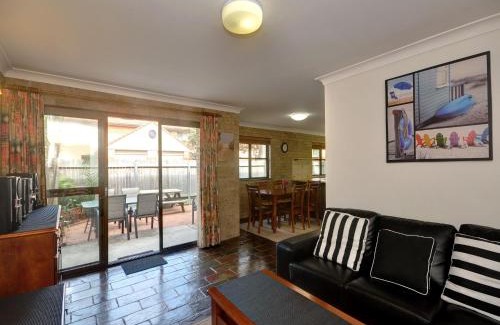 Hawks Nest House | Close To The Main Surf Beach