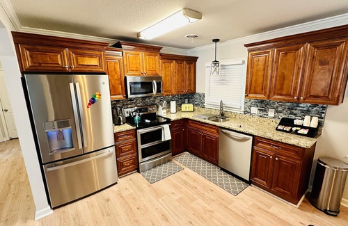 Central Newport News House | Close to the Mall, Restaurants, shops, interstate, Local Airport, parks, ETC