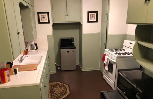 South Kansas City Bed & Breakfast | Close to the Research Hospital, the Zoo, the Cheifs and Royals stadium, and more