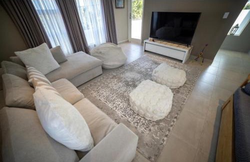 Onrus House | Close to the sea and sea path