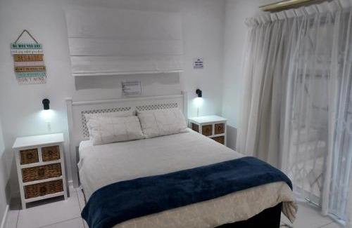 Umhlanga Apartment | Close to the sea - Ground floor En-suite room with kitchenette & own entrance