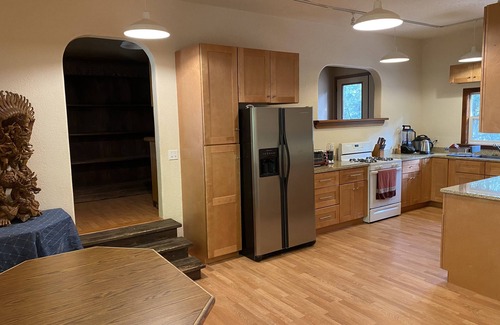 Grass Valley House | Close to town and river country setting home