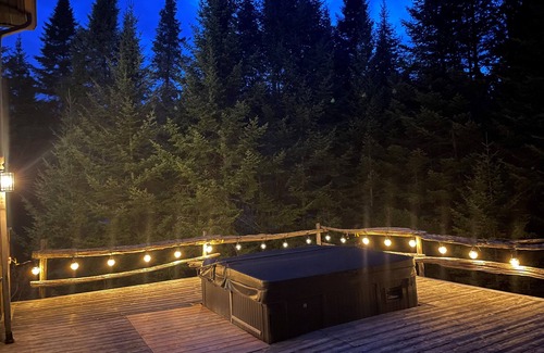 Lac-Superieur Ski Chalet | CLOSE to Tremblant’s North Side lifts, WELL LOCATED, with Hot Tub, Very Private!