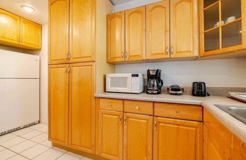 Riverside House | Close to UCR campus! Free parking! King beds!