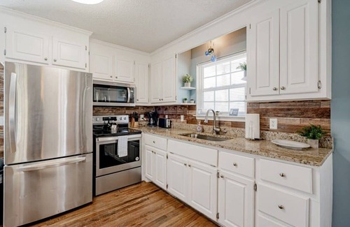 Eau Claire House | Close to USC & Midtown-Downtown - Newly Renovated!
