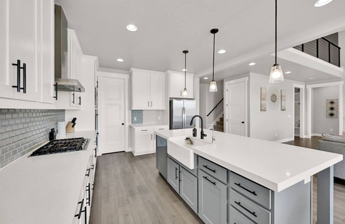 Vineyard House | Close to UVU, BYU, Sundance, Utah Lake. Jacuzzi, Karaoke, Game room ~Sleeps 16!~