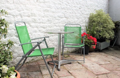 Weymouth House | Close to Weymouth Harbour and Hope Square. 10 minutes walk to Weymouth beach.