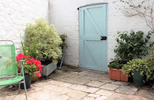 Weymouth House | Close to Weymouth Harbour and Hope Square. 10 minutes walk to Weymouth beach.