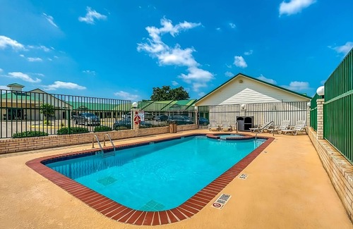 Sweet Home House | Close to Yoakum Bulldog Stadium! FREE Parking and Breakfast, Onsite Pool!