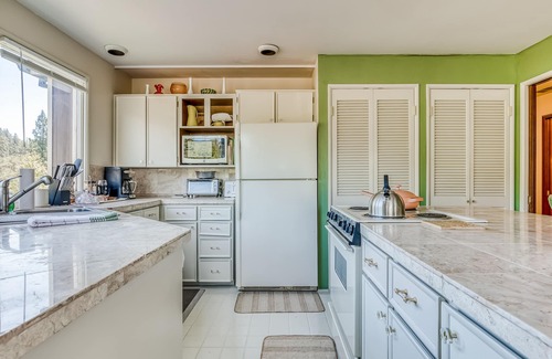Mosier House | Closest home to Mosier Falls with mountain & river views, hot tub, & game room
