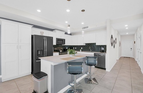 Bay Lake Apartment | CLOSEST RESORT TO DISNEY/Lake View/MODERN/STYLISH/Contemporary Condo/Free Wifi