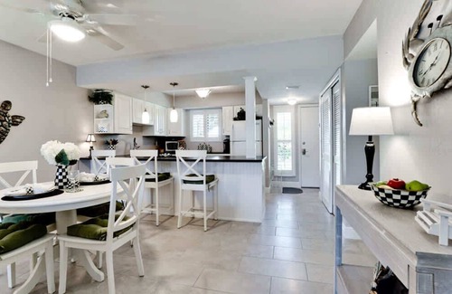 Bradenton Beach Condo | Closest to Pool Pickleball/Tennis Beach Access