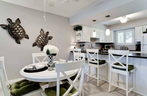 Bradenton Beach Condo | Closest to Pool Pickleball/Tennis Beach Access
