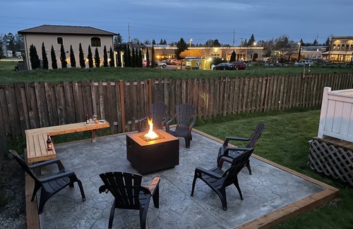 Dundee House | Closest to town Steps to Wine/Food Fire-Pit Deck BBQ Fast Wifi