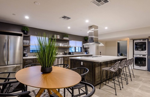 Entertainment District House | Closest Walk to Old Town, Entertainment District