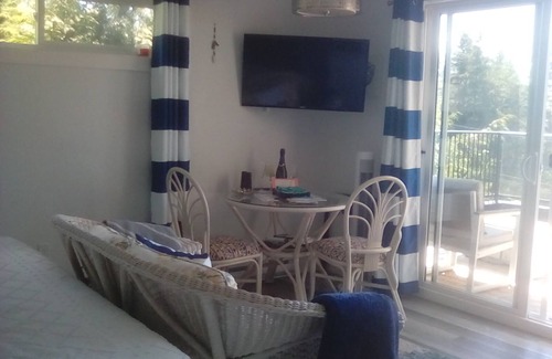 Madeira Park Apartment | Cloud 9 roof top studio in Maderia Park is waiting for your enjoyment.
