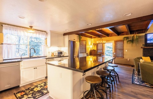 Green Valley Lake Cabin | Cloud Atlas, Sledding, Disc Golf, Dog Friendly, Games!
