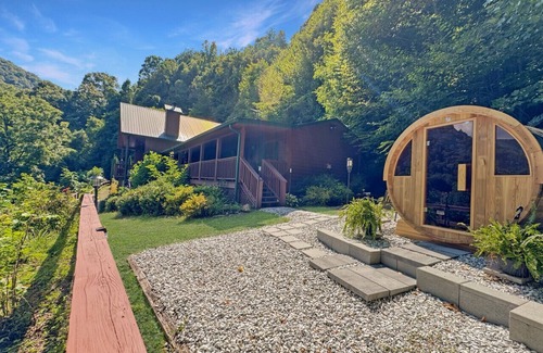 Bryson City Apartment | Cloud Nine Retreat; sleeps 22|barrel sauna|hot tub