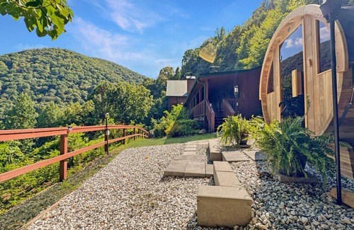 Bryson City Apartment | Cloud Nine Retreat; sleeps 16|barrel sauna|hot tub