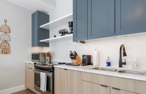 Gold Coast Apartment | Cloud9 | Near Goudy Square Park | The Goldberg