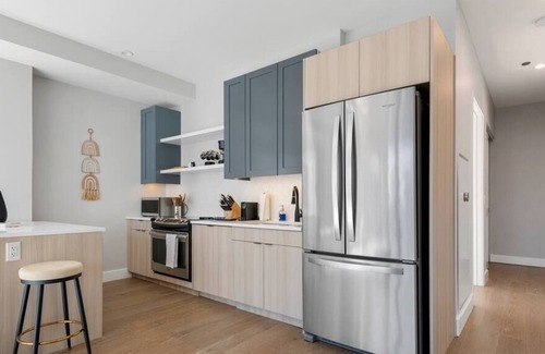Gold Coast Apartment | Cloud9 | Near Goudy Square Park | The Goldberg